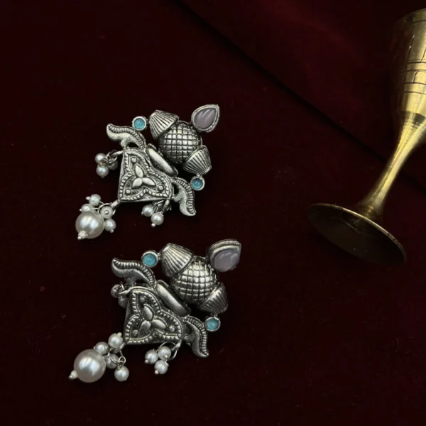 Mandap Kundal Usha-Jalaj - A Sacred Embrace