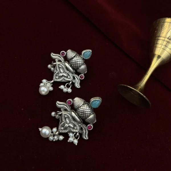 Mandap Kundal Laal-Firozi - A Sacred Embrace